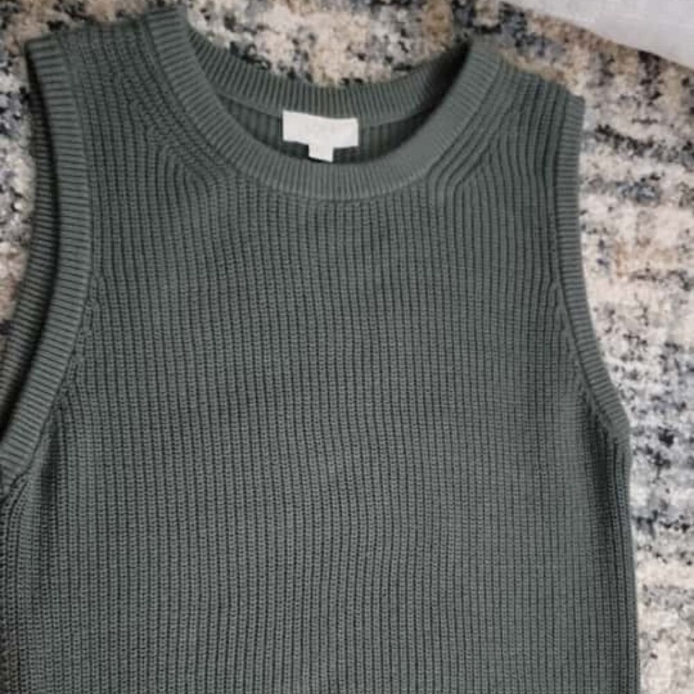 The half sleeves sweater with pretty style on it